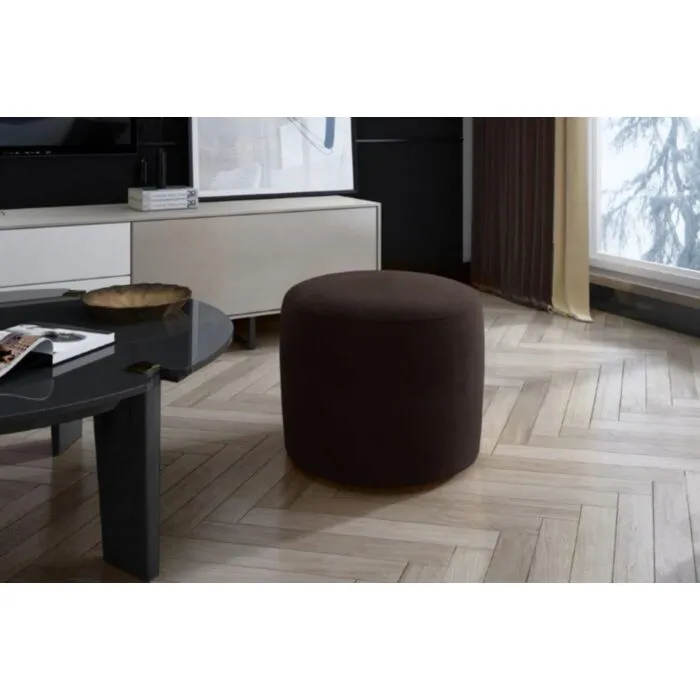 Tabure NAL Tabure NAL . Tabure NAL je majhen, urejen okrogel dodatek za vašo spalnico, dnevno sobo ali predsobo. Dobavljiv je v široki paleti različnih barv. Sedež je