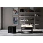 Tabure OFI . Tabure OFI je eleganten, kvadraten tabure z udobnim materialom na sedežu. Dobavljiv je v široki paleti različnih barv. Sedež je izdelan iz