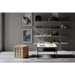 Tabure OFI . Tabure OFI je eleganten, kvadraten tabure z udobnim materialom na sedežu. Dobavljiv je v široki paleti različnih barv. Sedež je izdelan iz