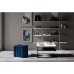 Tabure OFI . Tabure OFI je eleganten, kvadraten tabure z udobnim materialom na sedežu. Dobavljiv je v široki paleti različnih barv. Sedež je izdelan iz