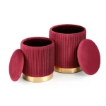 Tabure ONIX . Set dveh taburejev ONIX je zelo praktičen in eleganten. Narejen je iz žametne tkanine, na spodnjem robu ima dekorativni jeklen obroč v zlati