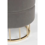 Tabure PAVLINA siva . Okvir tabureja PAVLINA je iz MDFja in vezanega lesa, noga je zlata-kromirana. Prevleka je iz poliestra z žametnim učinkom. Polnilo je