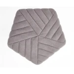 Tabure XAVIER . Tabure XAVIER je primeren za vsak prostor. Dobavljiv je v bež ali sivi barvi. Narejen je iz tkanine. Dimenzije: - Š: 45 cm - V: 40 cm - G :