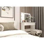 Toaletna miza KIRA je eleganten kos pohištva, ki popestri vaš prostor. Njen poseben dizajn vas bo navdušil, saj prinese vašemu prostoru eleganco in