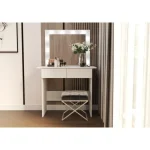 Toaletna miza KIRA je eleganten kos pohištva, ki popestri vaš prostor. Njen poseben dizajn vas bo navdušil, saj prinese vašemu prostoru eleganco in