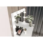 Toaletna miza KIRA je eleganten kos pohištva, ki popestri vaš prostor. Njen poseben dizajn vas bo navdušil, saj prinese vašemu prostoru eleganco in