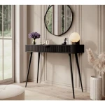 Toaletna miza LILJA . Toaletna miza LILJA je eleganten kos pohištva, ki popestri vaš prostor. Njen poseben dizajn vas bo navdušil, saj prinese vašemu