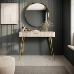 Toaletna miza LILJA . Toaletna miza LILJA je eleganten kos pohištva, ki popestri vaš prostor. Njen poseben dizajn vas bo navdušil, saj prinese vašemu