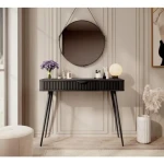 Toaletna miza LILJA . Toaletna miza LILJA je eleganten kos pohištva, ki popestri vaš prostor. Njen poseben dizajn vas bo navdušil, saj prinese vašemu