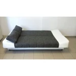 Trosed HAITI - bel . Trosed HAITI v belem umetnem usnju / črnem blagu je moderen in mladosten trosed, ki se raztegne v posteljo pod katero ima tudi predal za