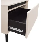 TV omarica MILI bež . TV omarica MILI bež je elegantna in funkcionalna izbira za vsak dom. Korpus je izdelan iz kakovostne laminirane plošče debeline 16 mm