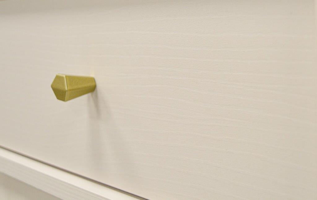 TV omarica TOMI 1 je prava izbira za sodobne in elegantne prostore. Narejena iz kakovostne laminirane plošče debeline 16 mm, zagotavlja trdnost in