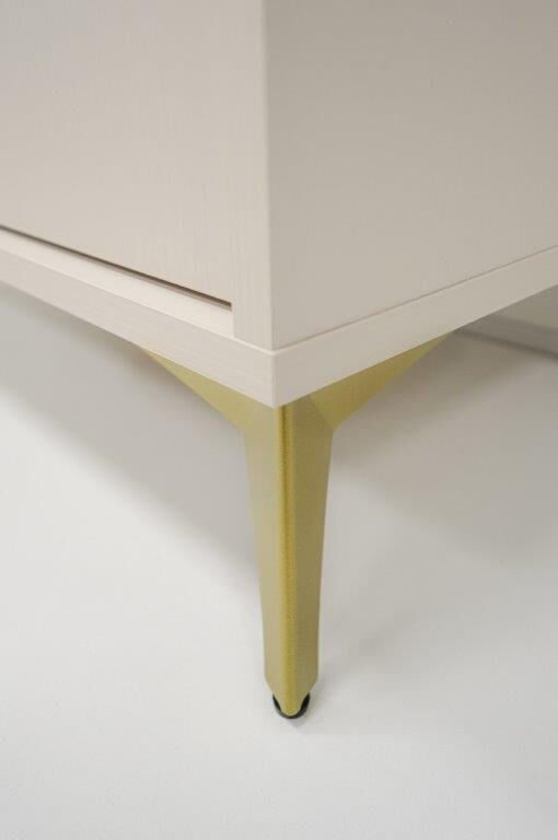 TV omarica TOMI je prava izbira za sodobne in elegantne prostore. Narejena iz kakovostne laminirane plošče debeline 16 mm, zagotavlja trdnost in dolgotrajno