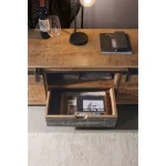 Tv regal TUDOR je narejen iz lesenega okvirja (mango), podnožje je kovinsko. Dimenzije: širina: 130cm globina: 40cm višina: 50cm