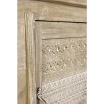 TV regal 2A MAYRA ima okvir iz lesa z ročno izrezanimi okraski, zadnje strani so iz MDF-ja. Imajo medeninaste ročaje. Material: - Les - MDF - Medeninasti