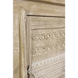 TV regal 2A MAYRA . TV regal 2A MAYRA ima okvir iz lesa z ročno izrezanimi okraski, zadnje strani so iz MDF-ja. Imajo medeninaste ročaje. Material: - Les -