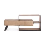 TV regal 2C MANCHESTER ima okvir iz lesa in jekla, noge so nastavljive. Dimenzije: širina: 145cm globina: 40cm višina: 60cm