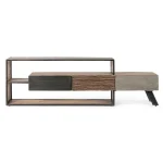 TV regal 3C MANCHESTER ima okvir iz lesa in jekla, noge so nastavljive. Dimenzije: širina: 195cm globina: 38cm višina: 60cm