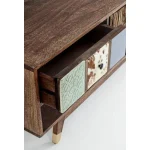 TV regal DHAVAL ima okvir iz lesa in MDF-ja. Ima jeklene ročaje. Material: - Les - MDF - Jekleni ročaji Barve: - Les - Različni vzorci Dimenzije: širina: