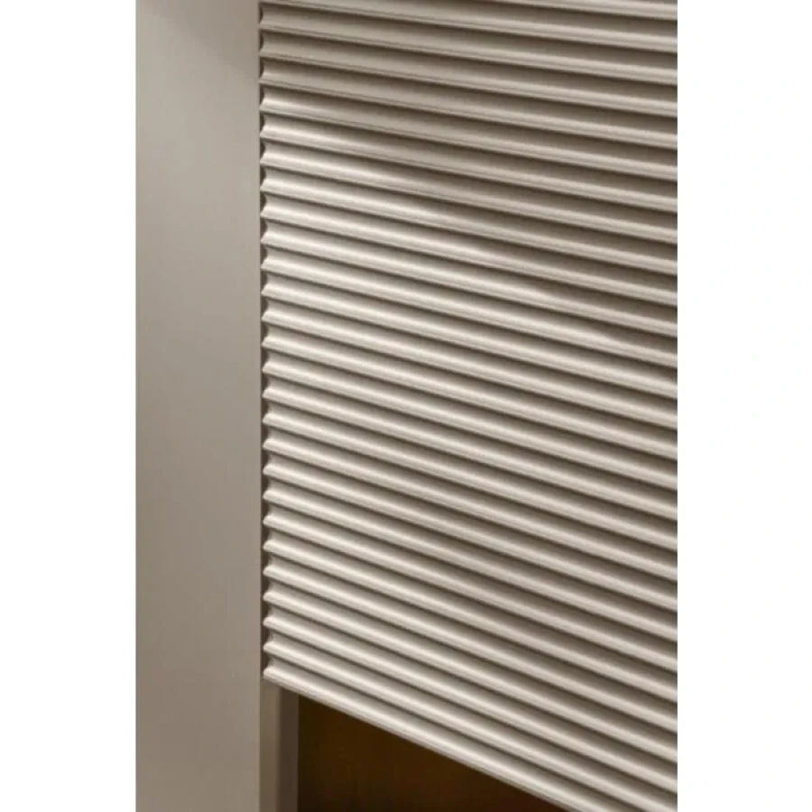 TV regal MINIKA . TV regal MINIKA je izdelan iz iverne plošče debeline 16 mm in MDF-ja, ponuja idealno kombinacijo funkcionalnosti in estetike. Z elegantnimi
