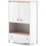 Visoka komoda BELLA je komoda s predalom ter dvemi vrati. Je zelo prostorna in zaradi svoje nežne barve primerna za vsako dekliško spalnico. Material: -