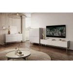 Visoka komoda LEVAS, je eleganten kos pohištva, ki popestri vaš prostor s svojim luksuznim dizajnom. Narejen je iz kakovostnih materialov v bež barvi s