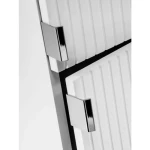 Visoka omara AURORA . Visoka omara AURORA je narejen iz kvalitetne laminirane plošče. Ta kolekcija je posebna, ker uporablja horizontalno rezkanje front. Ima