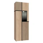 Visoka omara FERI . Visoka omara FERI je elegantna in atraktivna. Moderen dizajn, z dodatkom kombinacije črne mat barve ter tiska črnih črt, se bo podal v