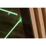 Visoka vitrina KAMERON je elegantna ter atraktivna. Moderen dizajn z dodatki, črnega stekla ter lamelami v svetlem hrastu, se bo podal v vsak prostor. Vitrina