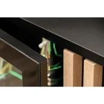 Visoka vitrina KAMERON je elegantna ter atraktivna. Moderen dizajn z dodatki, črnega stekla ter lamelami v svetlem hrastu, se bo podal v vsak prostor. Vitrina