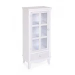 Vitrina 1A-1C CHARLENE je narejena iz MDF-ja in ima gumbe iz polismole. Gumbi vitirine so v oblliki srca, kar še posebaj popestri celoten izgled. Vitrina je