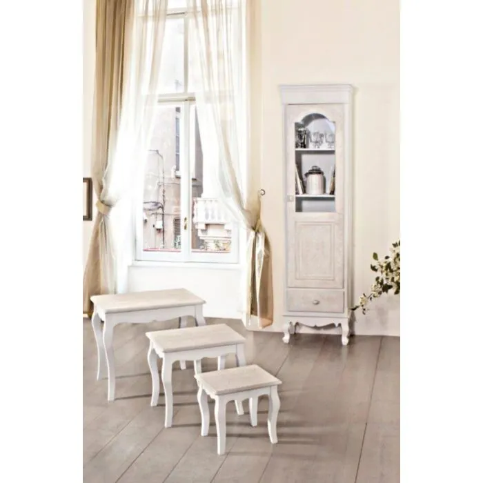 Vitrina 1A-1C CLORINE . Vitrina 1A-1C CLORINE je eleganten kos pohištva, ki popestri vaš prostor. Njen poseben dizajn vas bo navdušil, saj prinese vašemu