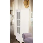 Vitrina BLANC 1A-1C H114 . Vitrina BLANC 1A-1C H114, je eleganten in funkcionalen kos pohištva, primeren za različne prostore v domu. Izdelana je iz