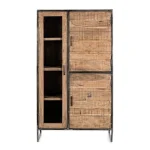 Vitrina ELMER 3A ima kovinske okvirje. Narejena je iz akacijevega lesa in stekla s črnimi kovinskimi nogami. Vitrina je v črni barvi s kombinacijo