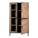 Vitrina ELMER 3A ima kovinske okvirje. Narejena je iz akacijevega lesa in stekla s črnimi kovinskimi nogami. Vitrina je v črni barvi s kombinacijo