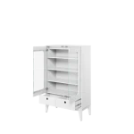 Vitrina FAMA . Vitrina FAMA je narejena iz kvalitetne laminirane plošče s ABS robovi. Dobavljiva je v beli mat barvi s črnimi ročkami. Odlično se lahko