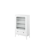 Vitrina FAMA . Vitrina FAMA je narejena iz kvalitetne laminirane plošče s ABS robovi. Dobavljiva je v beli mat barvi s črnimi ročkami. Odlično se lahko