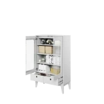 Vitrina FAMA . Vitrina FAMA je narejena iz kvalitetne laminirane plošče s ABS robovi. Dobavljiva je v beli mat barvi s črnimi ročkami. Odlično se lahko