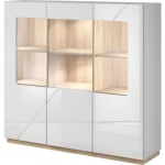 Vitrina FURY 2 je moderna vendar hkrati klasična vitrina. Primerna je za vsako dnevno sobo. Vsebuje LED osvetlitev in ima sistem "PUSH TO OPEN". Material: -