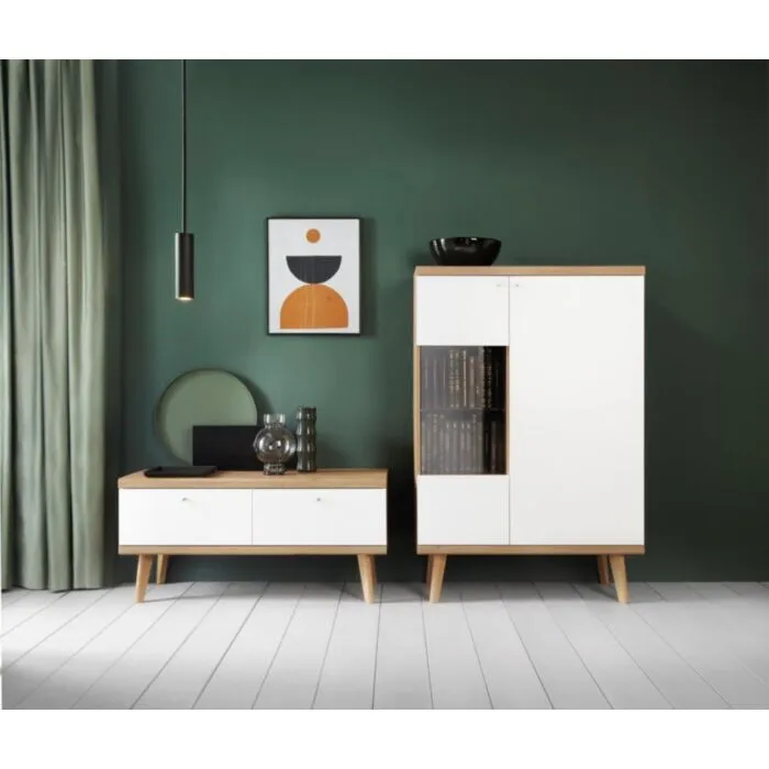 Vitrina MORI 90 . Elementi iz zbirke MORI je eleganten kos pohištva, ki popestri vaš prostor. Njen poseben dizajn vas bo navdušil, saj prinese vašemu