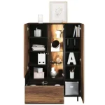 Vitrina NAT 2 . Vitrina NAT 2 je eleganten kos pohištva, ki popestri vaš prostor. Njen poseben dizajn vas bo navdušil, saj prinese vašemu prostoru eleganco