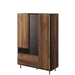 Vitrina NAT 2 . Vitrina NAT 2 je eleganten kos pohištva, ki popestri vaš prostor. Njen poseben dizajn vas bo navdušil, saj prinese vašemu prostoru eleganco