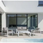 Vrtna garnitura CAPTIVA je narejena iz aluminijastega okvirja (prašno barvano), sedež je iz tekstila. Tkanje je iz tekstilenske vrvi, debeline 5mm. Prevleke