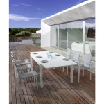 Vrtna miza PELAGIUS BELA . Vrtna miza PELAGIUS BELA iz aluminija. Miza je raztegljiva. Noge ima nastavljive. Barva: - Bela Material: - Aluminij Dimenzije: