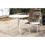 Vrtna mizica ETIENNE D90 bela je narejena iz jekla z mat zaključkom. Material: - Jeklo Barva: - Bela Dimenzije: širina: Ø90cm višina: 72hcm višina: 72cm