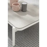 Vrtna mizica FLORENCIA 120X75 WG20 bela . Vrtna mizica FLORENCIA 120X75 WG20 bela ima aluminjasti okvir, prašno barvan (poliester) ter stekleno ploščo.