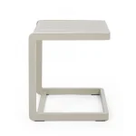 Vrtna mizica KONNOR 40X40 bež je narejena iz prašno prevajanega (poliester) aluminija. Material: - Poleister - Aluminij Barve: - Bež Dimenzije: širina: