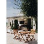 Vrtna zložljiva miza NOEMI QU 70X70 . Vrtna zložljiva miza NOEMI QU 70X70 je narejena iz lesa z oljnim premazom. Je zložljiva. Material: - Les Barva: -