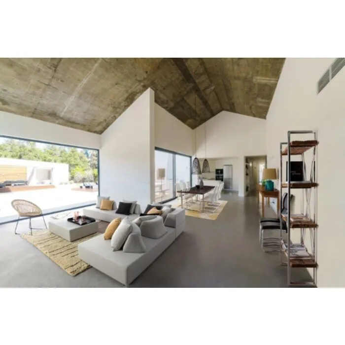 Vrtna zofa PIPER bež Vrtna zofa PIPER bež . Vrtna zofa PIPER je sestavljena iz aluminijastega okvirja, naslonjali imata kovinsko ogrodje. Blazini sta oblečeni v odstranljivo