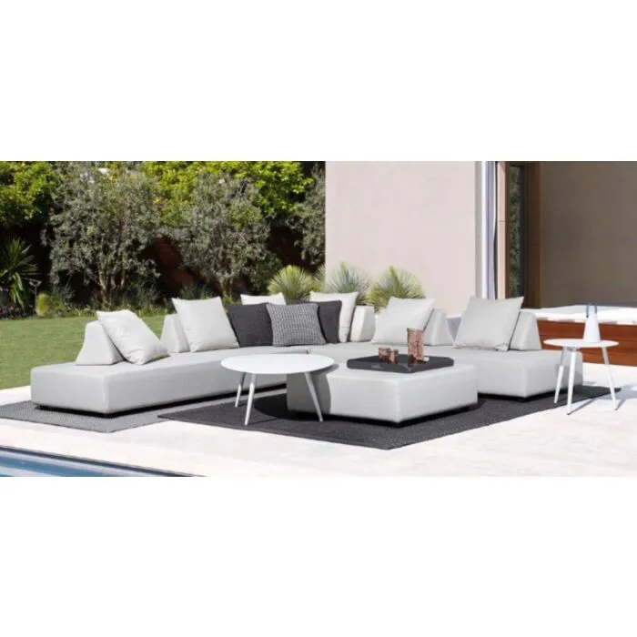 Vrtna zofa PIPER bež Vrtna zofa PIPER bež . Vrtna zofa PIPER je sestavljena iz aluminijastega okvirja, naslonjali imata kovinsko ogrodje. Blazini sta oblečeni v odstranljivo